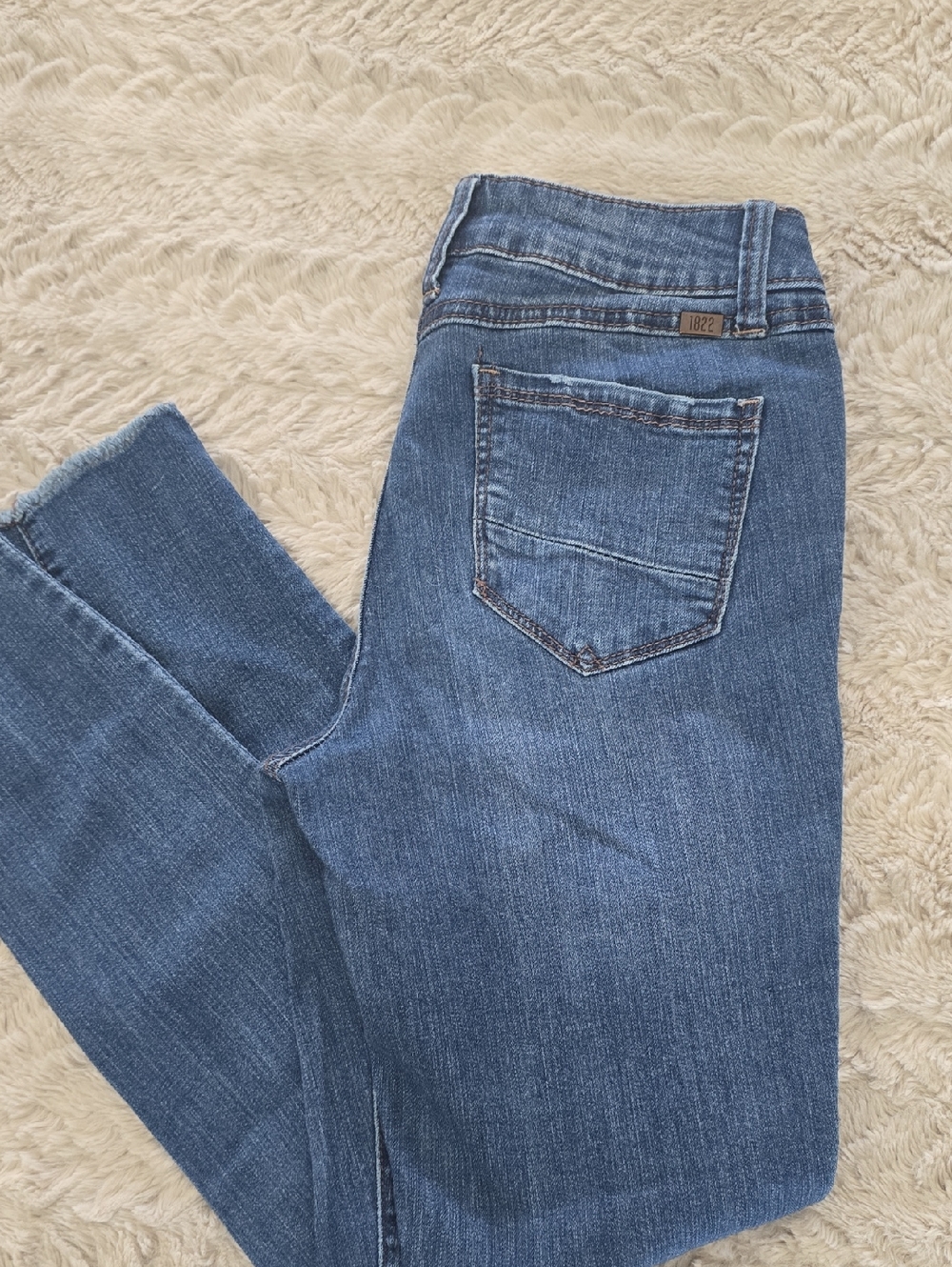 1822 Denim Skinny Jeans in Medium Blue